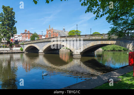 Alte steinerne Brücke über den Fluss Avon laufen durch die Stadt von Evesham Worcestershire Stockfoto