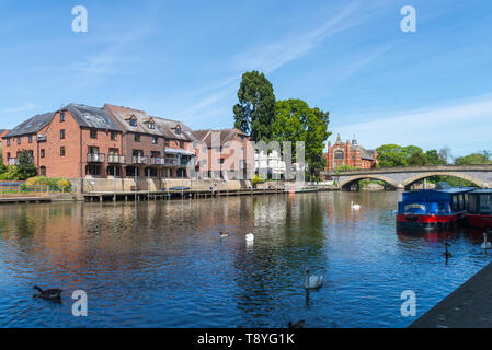 Alte steinerne Brücke über den Fluss Avon laufen durch die Stadt von Evesham Worcestershire Stockfoto