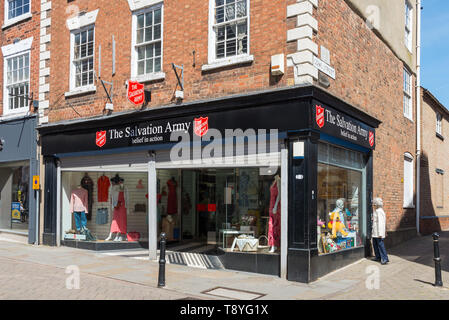 Frau Suchen im Fenster der Heilsarmee liebe Shop auf einem hohen Straße Ecke im Worcestershire Marktstadt Evesham Stockfoto