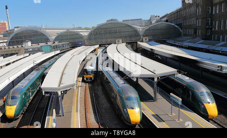 London Paddington Station mit Hitachi 802 Klasse Züge auf die Plattformen in London, Großbritannien Stockfoto