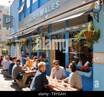 Kunden außerhalb der Prinz von Wales Pub in Klein Venedig genießen der Sonne, London, UK sitzen Stockfoto