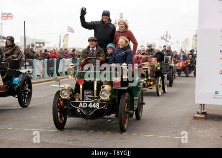 Herr Nigel Timmis Fahren seines 1903 Gladiator über die Ziellinie am Ende der London 2018 nach Brighton Veteran Car Run Stockfoto