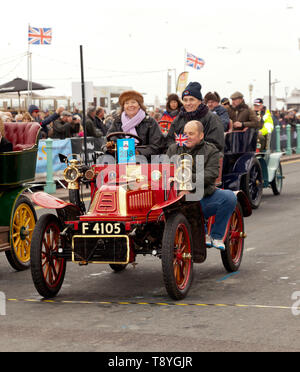 Miss Penelope Kauen Sie 1904 De Dion Buton über die Ziellinie der London 2018 nach Brighton Veteran Car Run Stockfoto