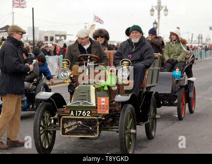 Herr Jack Parsons fahren 1904 De Dion Buton, an der Ziellinie der London 2018 nach Brighton Veteran Car Run Stockfoto