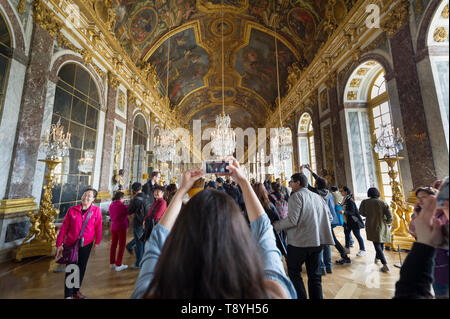 Touristen fotografieren im Spiegelsaal im Schloss Versailles Stockfoto