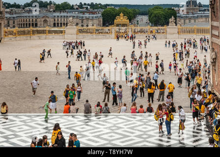 Touristenmassen auf dem Platz vor dem Palast von Versailles Stockfoto