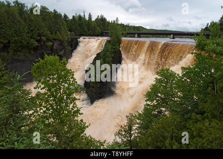 Kakabeka Falls ist ein Wasserfall an der Kaministiquia River, 30 km (19 mi) westlich der Stadt Thunder Bay, Ontario. Die Wasserfälle haben einen Rückgang von 40 m (130 ft) in eine Schlucht von Präkambrischen Schild. Aufgrund seiner Größe und Leichtigkeit des Zugangs, nicknamed "Niagara des Nordens". Stockfoto