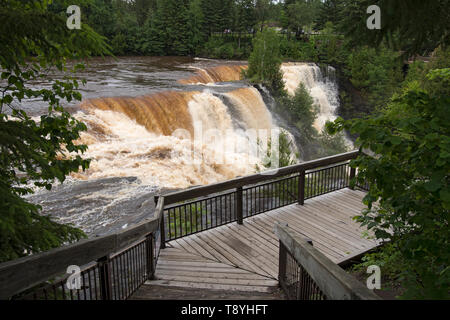 Kakabeka Falls ist ein Wasserfall an der Kaministiquia River, westlich der Stadt Thunder Bay, Ontario. Aufgrund seiner Größe und Leichtigkeit des Zugangs, nicknamed "Niagara des Nordens". Stockfoto