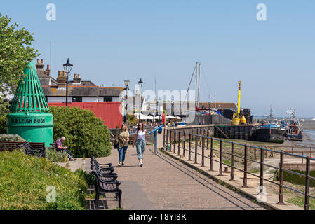 Die Promenade und den alten Leigh Boje, die zu alten Leigh, Leigh-on-Sea, Essex, Großbritannien. Menschen zu Fuß und Essen im Freien. Fischerboote auf Jetty Stockfoto