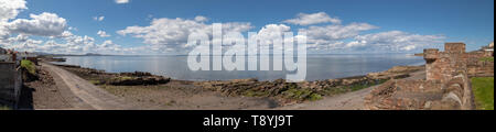 Einen Panoramablick auf den Strand und die Nordsee bei Prestonpans in East Lothian, Schottland. Das Land in der Ferne ist die Ostküste von Fife. Stockfoto