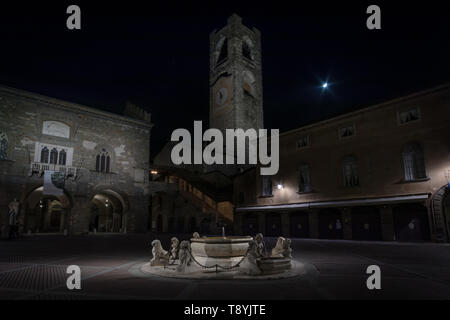 BERGAMO, Lombardei/ITALIEN - vom 15. März 2019: Blick auf die Piazza Vecchia Bergamo bei Nacht Stockfoto