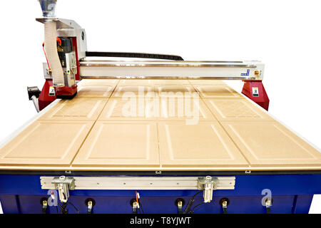 Fräsen und Gravieren Zentrum mit automatischem Werkzeugwechsel für Möbel im Werk isoliert weißer Stockfoto