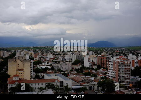 Blick über die Stadt Salta, Argentinien in den Anden Ausläufern, dunklen Himmel, Sturm Stockfoto