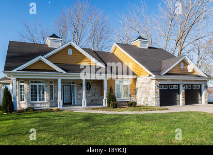 Moderne Häuser mit Holz verkleidet. Moderne Architektur Stockfoto, Bild