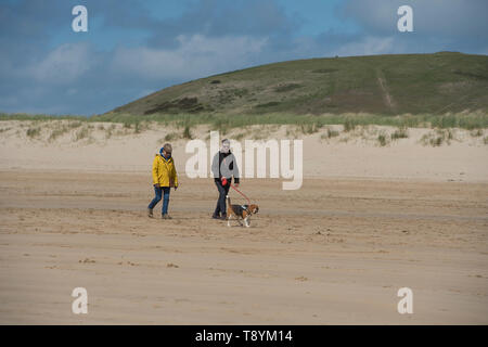 Spaziergang mit dem Hund auf Rock Beach, Cornwall Stockfoto