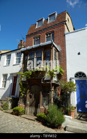 Häuser in der Hauptstraße in Upper Upnor, Kent, Großbritannien. Stockfoto