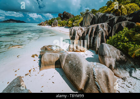 Anse Source D'Argent - Paradise Strand mit bizarren Felsen, blaue Lagune Wasser auf La Digue Island auf den Seychellen. Stockfoto