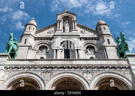 Details anzeigen Equestrian Statuen (Saint Louis von Frankreich und Saint Joan des Bogens) auf der Fassade der Basilika Sacré-Coeur in Montmartre, Paris, Frankreich Stockfoto