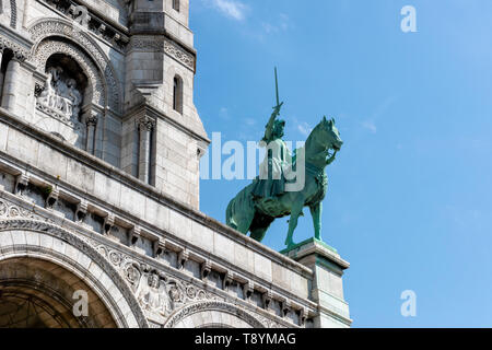 Details anzeigen Equestrian Statue der Heiligen Jeanne d'Arc auf der Fassade der Basilika Sacré-Coeur in Montmartre, Paris, Frankreich Stockfoto