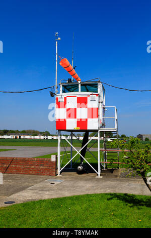 Control Tower und Windsack am ehemaligen RAF Breighton Flugplatz im East Riding von Yorkshire. Die Heimat der Lincoln Aero Club und der realen Flugzeug Stockfoto