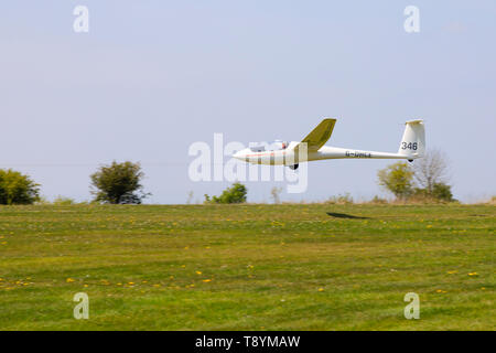 Alexander Schleicher ASW 19 b Segelflugzeug starten auf aerotow, Yorkshire Gliding Club Flugplatz bei Sutton Bank in der North Yorkshire Moors National Park. Stockfoto