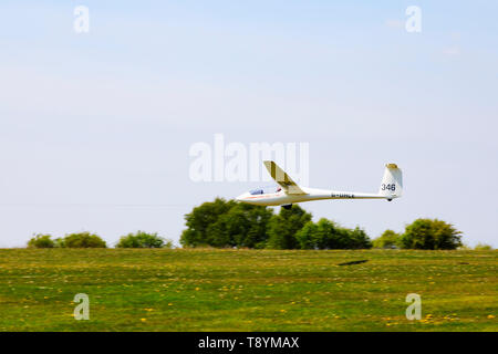 Alexander Schleicher ASW 19 b Segelflugzeug starten auf aerotow, Yorkshire Gliding Club Flugplatz bei Sutton Bank in der North Yorkshire Moors National Park. Stockfoto