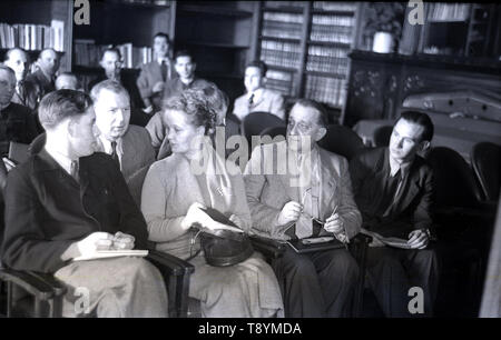 1950er Jahre, historische Bild Personen innerhalb der Teilnahme an einer Sitzung des Rates der Stadt sitzen, England, UK. Stockfoto