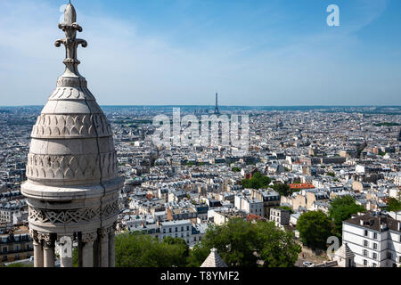 Blick auf die Skyline der Stadt, mit Eiffelturm in Abstand von der Oberseite der Basilika Sacré-Coeur in Montmartre, Paris, Frankreich Stockfoto