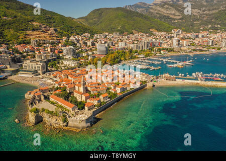 Budva ist eine Stadt in Montenegro an der Adria. Teil der Riviera von Budva, es ist für sandige Strände und das Nachtleben bekannt. Steinmauern von der Baustellenleitung gebaut Stockfoto