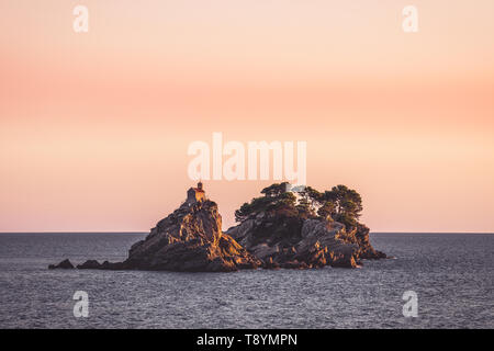 Es liegt gegenüber der Stadt Petrovac gelegen. Es hat eine kleine Kirche mit dem gleichen Namen auf. Mit den anderen Inselchen, Katič gekoppelt, es macht einen Bei Stockfoto