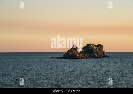 Es liegt gegenüber der Stadt Petrovac gelegen. Es hat eine kleine Kirche mit dem gleichen Namen auf. Mit den anderen Inselchen, Katič gekoppelt, es macht einen Bei Stockfoto