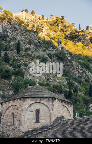 Die befestigungsanlagen von Kotor (cattaro) sind eine integrierte historische Befestigungswerke, die mittelalterliche Altstadt von Kotor geschützt, Stockfoto