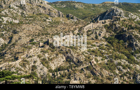 Die befestigungsanlagen von Kotor (cattaro) sind eine integrierte historische Befestigungswerke, die mittelalterliche Altstadt von Kotor geschützt, Stockfoto