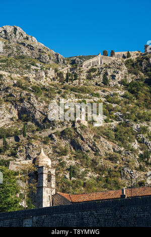 Die befestigungsanlagen von Kotor (cattaro) sind eine integrierte historische Befestigungswerke, die mittelalterliche Altstadt von Kotor geschützt, Stockfoto