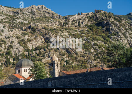 Die befestigungsanlagen von Kotor (cattaro) sind eine integrierte historische Befestigungswerke, die mittelalterliche Altstadt von Kotor geschützt, Stockfoto