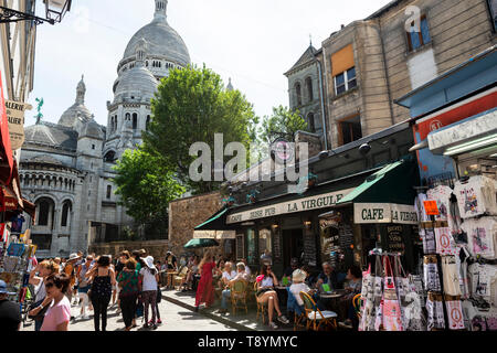 La Virgule Irish Pub auf der Rue du Chevalier de la Barre, mit Sacre-Coeur Basilika im Hintergrund, im Montmartre, Paris, Frankreich Stockfoto