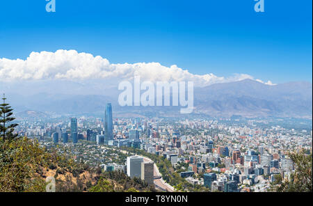 Santiago, Chile. Blick auf die Stadt vom Gipfel des Cerro San Cristóbal (San Cristóbal Hill) mit Blick auf die Anden, Santiago, Chile Stockfoto