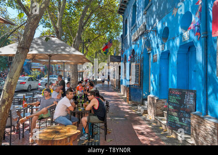 Santiago, Bellavista. Typische lokale Cafes und Bars auf Pio Nono Street, Barrio Bellavista, Santiago, Chile, Südamerika Stockfoto