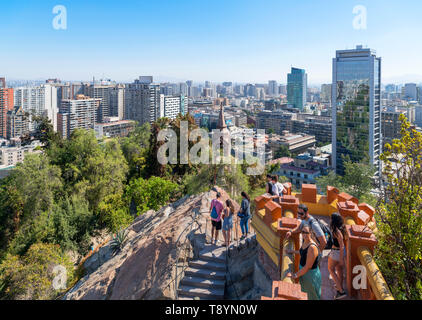 Blick über die Stadt vom Torre Aussichtspunkt auf dem Gipfel des Cerro Santa Lucía (Santa Lucia Hill), Barrio Bellavista, Santiago, Chile, Südamerika Stockfoto