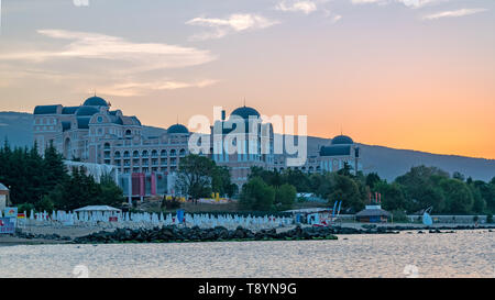 Sonnenstrand, Bulgarien - 4 Sep 2018: Hotel Riu Helios in Sonnenstrand bei Sonnenaufgang, einem bedeutenden Badeort an der Küste des Schwarzen Meeres in Bulgarien. Stockfoto