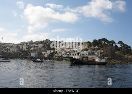 Polruan, das Dorf an der Mündung der Mündung gegenüber Fowey, mit Booten in Polruan Pool günstig Stockfoto