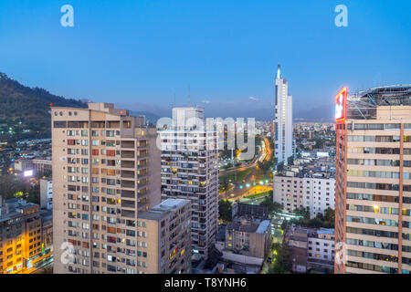 Stadtbild in der Nacht in Richtung der Anden suchen, gesehen vom Crowne Plaza Hotel, Santiago, Chile, Südamerika Stockfoto