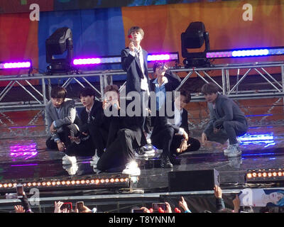 Mai 15, 2019 - New York, New York, USA - ABC Good Morning America Konzertreihe hosts ein kostenloses Konzert in der New Yorker Central Park. K-Pop Band BTS ist ein sieben Mitgliedstaaten Koreanische junge Band in Seoul im Jahr 2013 gebildet. 1000 Der fans lagerten für mehrere Tag zu erhalten, um das Konzert zu sehen. (Bild: © Bruce Cotler/Kugel Fotos über ZUMA Draht) Stockfoto