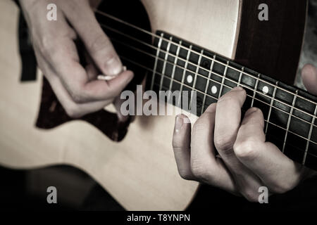 Akustik Gitarre gespielt wird hoch oben das Griffbrett. Stockfoto