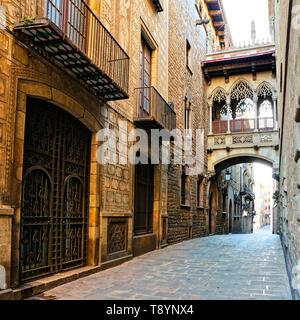 Schöne überdachte Brücke im Gotischen Viertel von Barcelona, Spanien Stockfoto