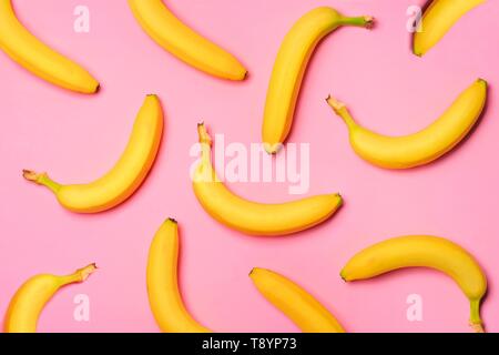 Bunte Obst Muster mit Bananen über einen rosa Hintergrund. Ansicht von oben. Stockfoto