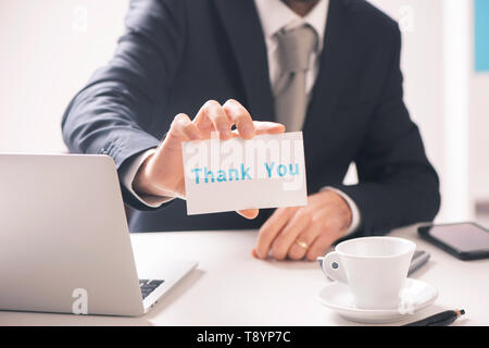 Business Mann mit eine Karte Danke text Close up Stockfoto