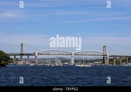 Die tamar Brücken. Die tamar Road Bridge hinter der berühmten Eisenbahn Isambard Kingdom Brunel's Bridge. Die Verknüpfung von Devon und Cornwall über den Fluss Tamar. Stockfoto