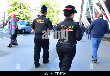 London, England, UK. Zwei Londoner Polizisten auf Streife in Holborn - ein Männchen, ein Weibchen Stockfoto