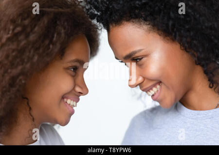 Nahaufnahme der afrikanischen amerikanischen Mutter und jugendlich Tochter Moment genießen. Stockfoto